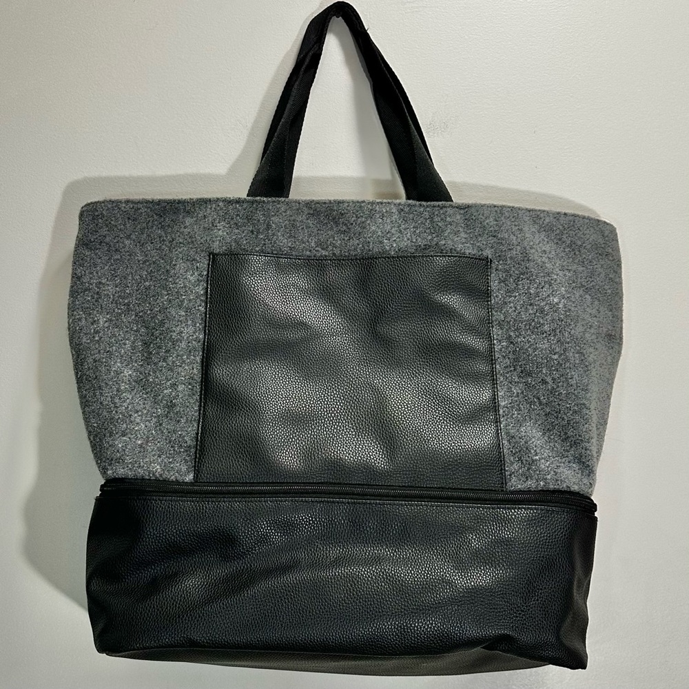 NWOT DSW Gray Felt Weekender Bag Tote Large Zipper Gray Faux Wool & Leather